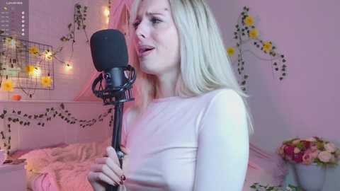 Media: loraadoll Stripchat 2024-10-07 16:45:00