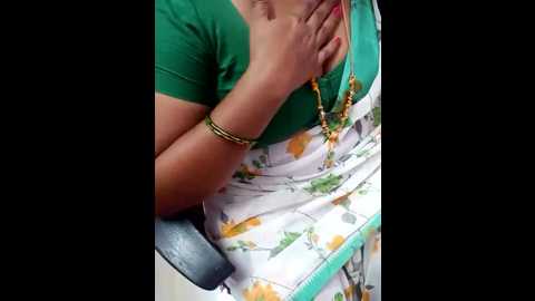 Media: tamil_rathi Stripchat 2024-10-08 09:25:00
