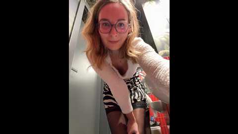 Media: the_snowwhitee Stripchat 2024-10-08 09:32:00
