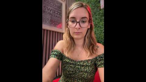 Media: the_snowwhitee Stripchat 2024-10-09 11:38:00