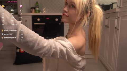 Media: golden_aline Stripchat 2024-10-11 19:56:00
