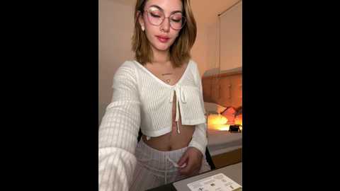Media: your_honeey Stripchat 2024-10-11 00:07:00