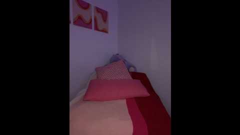 Media: emmierae Stripchat 2024-10-14 09:57:00