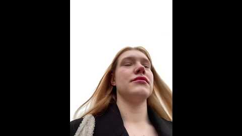 Media: honey___hot Stripchat 2024-10-14 13:32:00