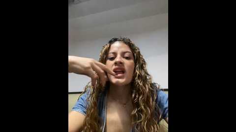 Media: alana15 Stripchat 2024-10-15 23:00:00