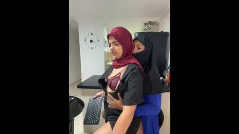 Media: arab_rainbow_girls Stripchat 2024-10-17 08:10:00