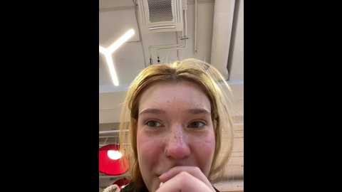 Media: honey___hot Stripchat 2024-10-17 14:48:00