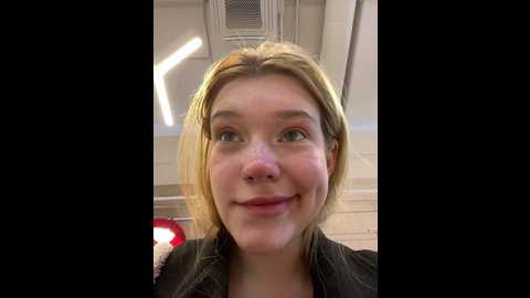 Media: honey___hot Stripchat 2024-10-17 14:58:00