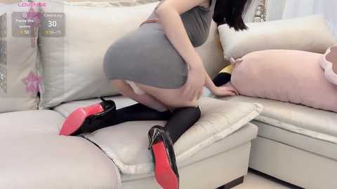 Media: ruoling_19 Stripchat 2024-10-17 13:48:00