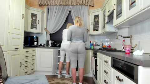 Media: tunderose1 Stripchat 2024-10-17 05:01:00