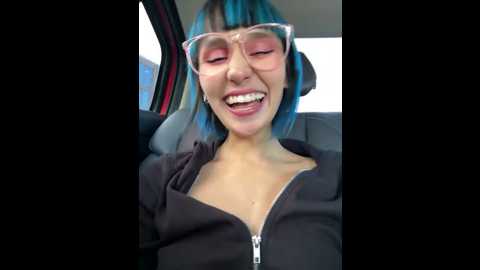 Media: bigbabykiki Stripchat 2024-10-18 07:05:00