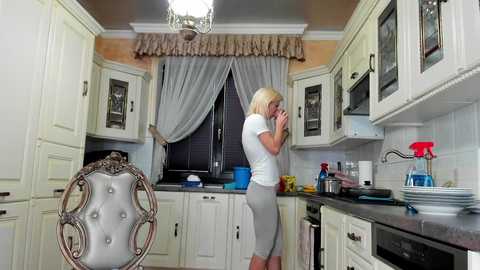 Media: tunderose1 Stripchat 2024-10-18 07:57:00