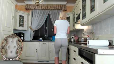 Media: tunderose1 Stripchat 2024-10-18 09:42:00