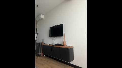Media: curvyflawless Stripchat 2024-10-19 13:10:00