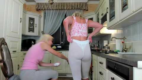 Media: tunderose1 Stripchat 2024-10-19 10:21:00