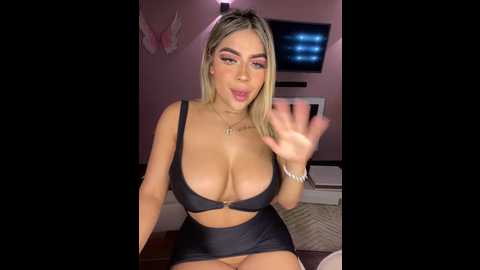 Media: miawhitepink_ Stripchat 2024-10-20 07:55:00