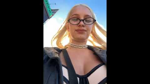Media: milkyy_wway Stripchat 2024-10-24 08:22:00
