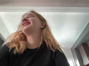 Media: nura_n_sarah Stripchat 2024-10-26 03:28:00