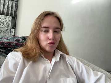 Media: nura_n_sarah Stripchat 2024-10-26 08:04:00