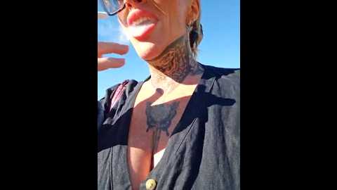 Media: yourmommyblair Stripchat 2024-10-27 08:00:00