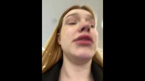 Media: honey___hot Stripchat 2024-10-28 14:19:00