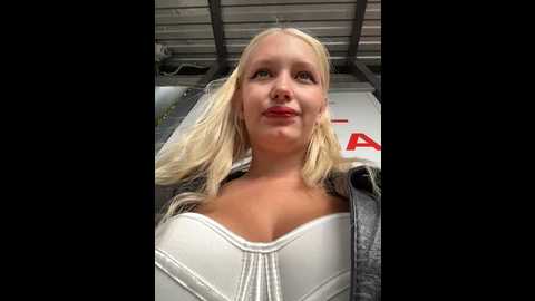 Media: milkyy_wway Stripchat 2024-10-28 07:25:00
