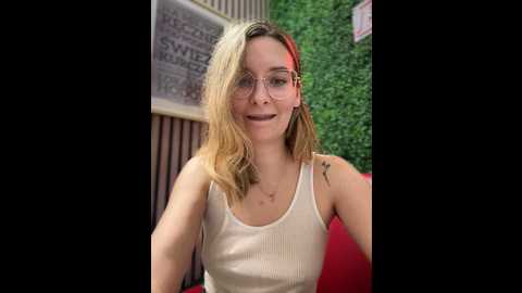 Media: the_snowwhitee Stripchat 2024-10-29 09:17:00