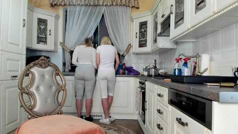 Media: tunderose1 Stripchat 2024-11-02 08:52:00