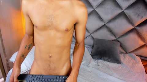 Media: yayi_derek Stripchat 2024-11-03 14:18:00
