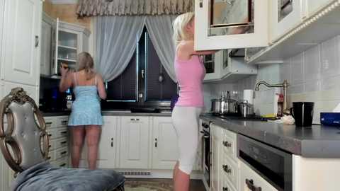 Media: tunderose1 Stripchat 2024-11-04 08:12:00