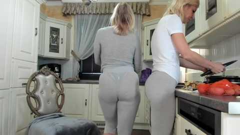 Media: tunderose1 Stripchat 2024-11-06 10:34:00