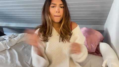 Media: foxysnowball235 Stripchat 2024-11-14 14:00:00