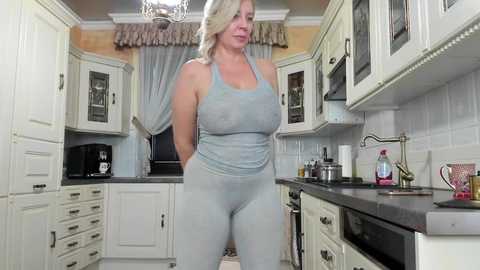 Media: tunderose1 Stripchat 2024-11-16 08:14:00