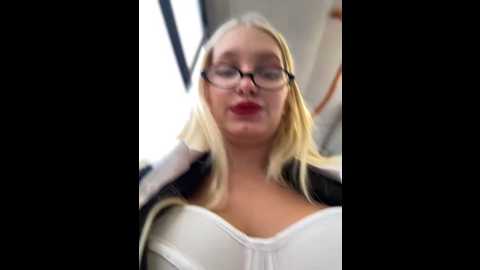 Media: milkyy_wway Stripchat 2024-11-22 08:08:00
