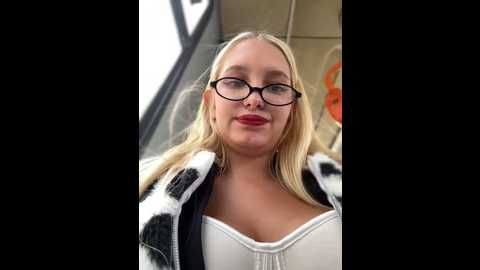 Media: milkyy_wway Stripchat 2024-11-22 09:40:00