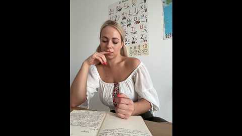 Media: streetdoll Stripchat 2024-11-22 08:01:00