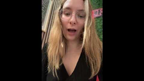 Media: the_snowwhitee Stripchat 2024-11-22 11:30:00