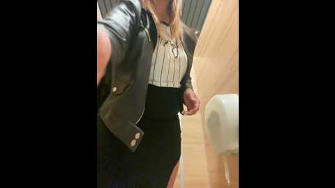 Media: sweet___emily Stripchat 2024-11-24 16:21:00