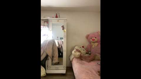 Media: emmily_19 Stripchat 2024-11-27 02:16:00