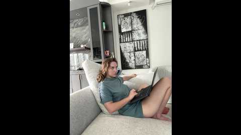 Media: nura_n_sarah Stripchat 2024-11-28 07:16:00