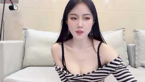 Media: ruoling_19 Stripchat 2024-12-11 17:11:00