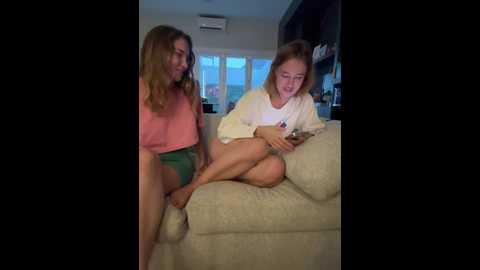 Media: nura_n_sarah Stripchat 2024-12-14 10:05:00