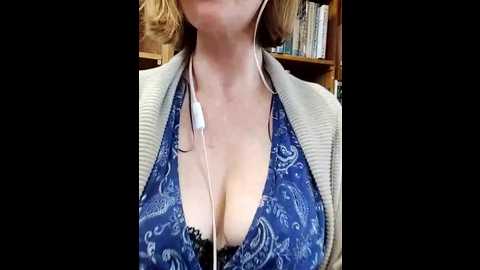 Media: topsywilde Stripchat 2024-12-14 08:12:00