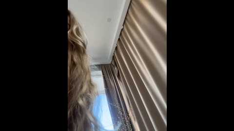 Media: curvyflawless Stripchat 2024-12-15 09:15:00