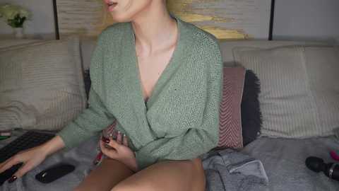 Media: hotbella_ Stripchat 2024-12-15 20:04:00