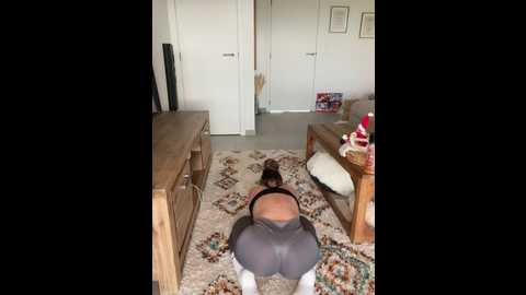 Media: lola_tentatiion Stripchat 2024-12-16 10:42:00