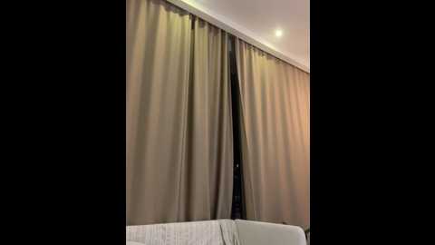 Media: curvyflawless Stripchat 2024-12-18 14:41:00