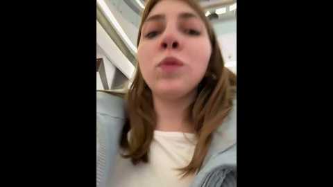 Media: sunny___bunny Stripchat 2024-12-19 17:25:00