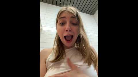 Media: sunny___bunny Stripchat 2024-12-19 17:33:00