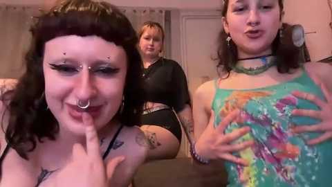 nique_taraxx @ stripchat on 20250603